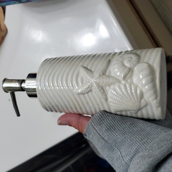 Mother of Pearl Halographic Ceramic Beach Seashell Pump Lotion/Soap Dispenser - Picture 2 of 5